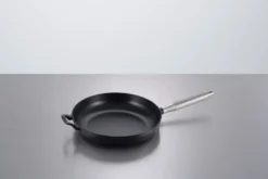 Buster & Punch valurautapannu musta Ø28 cm, Teräskahva