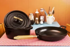 Buster & Punch valurautapannu musta Ø28 cm, Messinkikahva