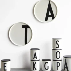 Design Letters lautanen, J