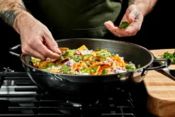 Hexclad wok-pannu kannella hybridi Ø36 cm, Ruostumatonta terästä-musta