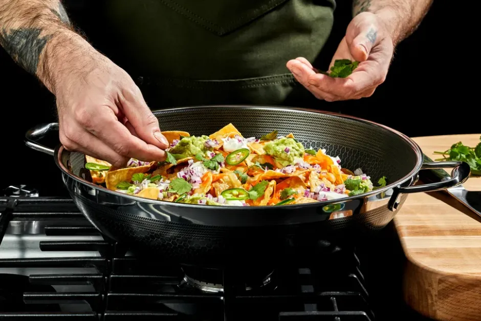 Hexclad wok-pannu kannella hybridi Ø36 cm, Ruostumatonta terästä-musta