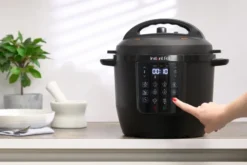 Instant Pot monitoimikeitin 5,7 l, Musta