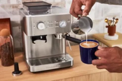 KitchenAid puoliautomaattinen espressokone jauhimella, Ruostumaton teräs