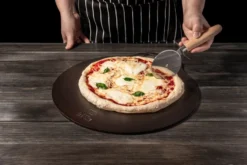 Kockums leivonta-pizzateräs Ø35 cm, Hiiliteräs