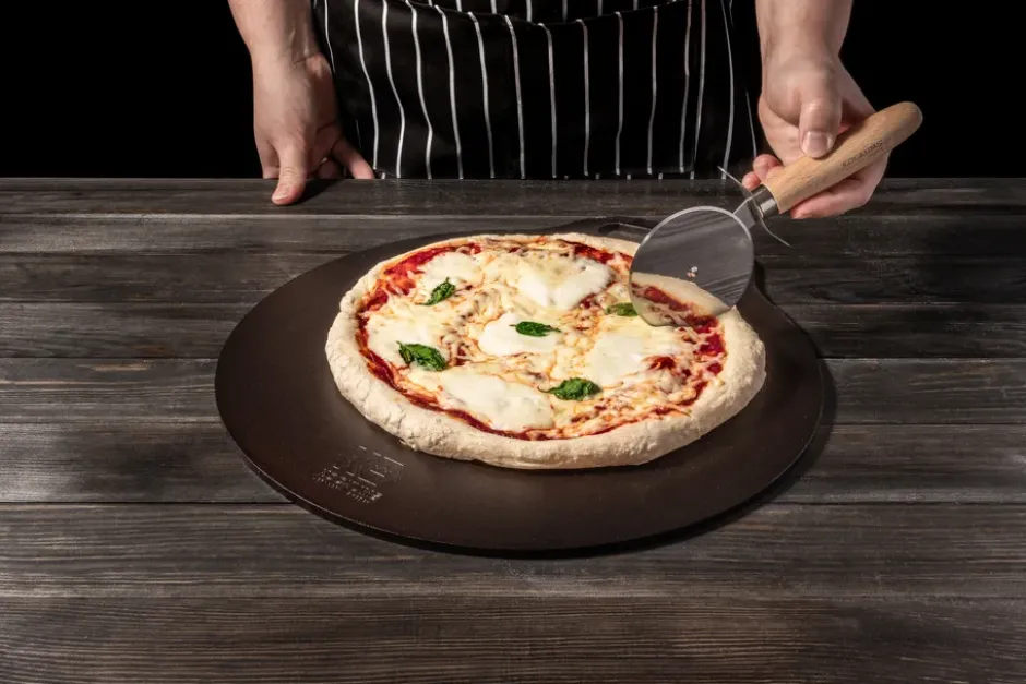 Kockums leivonta-pizzateräs Ø35 cm, Hiiliteräs