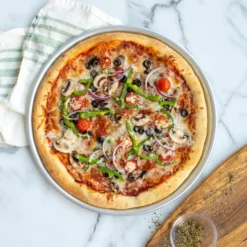 Nordic Ware naturals traditional pizzapelti Ø38 cm, Aluminium