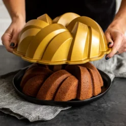 Nordic Ware 75th anniversary braided bundt -leivontavuoka, 2,4 l