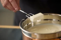 Sekoituskulho silikonipohjalla latte, 1,5 litraa