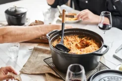 Staub La Cocotte pyöreä pata valurauta 8,4 L, Musta