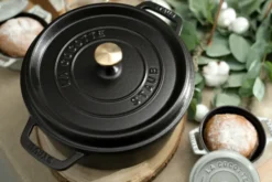 Staub La Cocotte pyöreä pata valurauta 2,6 L, Musta