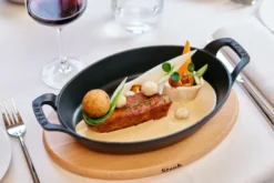 Staub ovaali uunivuoka valurauta 24 cm., Kirsikka