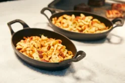 Staub ovaali uunivuoka valurauta 21 cm, Musta