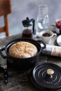 Staub pyöreä pata valurautaa, 3,8 l, musta
