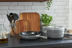 Staub valurautapannu kaatonokalla Ø26 cm, Grafiitinharmaa