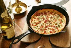 Staub valurautapannu kaatonokalla Ø26 cm, Musta