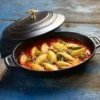 Staub valurautapata kannella ovaali 23 cm., Musta