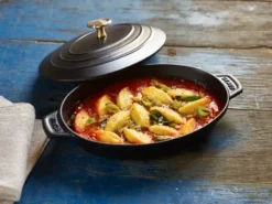 Staub valurautapata kannella ovaali 23 cm., Musta