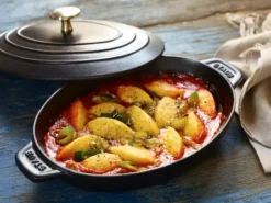 Staub valurautapata kannella ovaali 23 cm., Musta