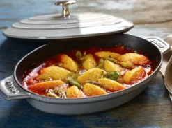 Staub valurautapata kannella ovaali 23 cm., Grafiitinharmaa