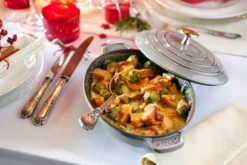 Staub valurautapata kannella ovaali 23 cm., Grafiitinharmaa