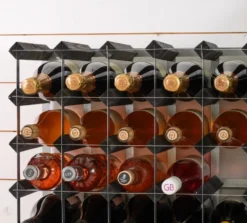 The Swedish Wine Rack Factory viiniteline koottuna, 16 pulloa musta mänty